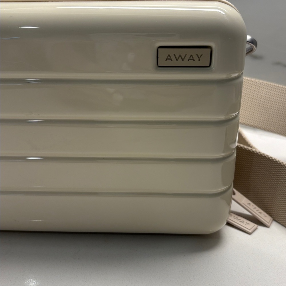 AWAY Mini crossbody - Picture 3 of 7